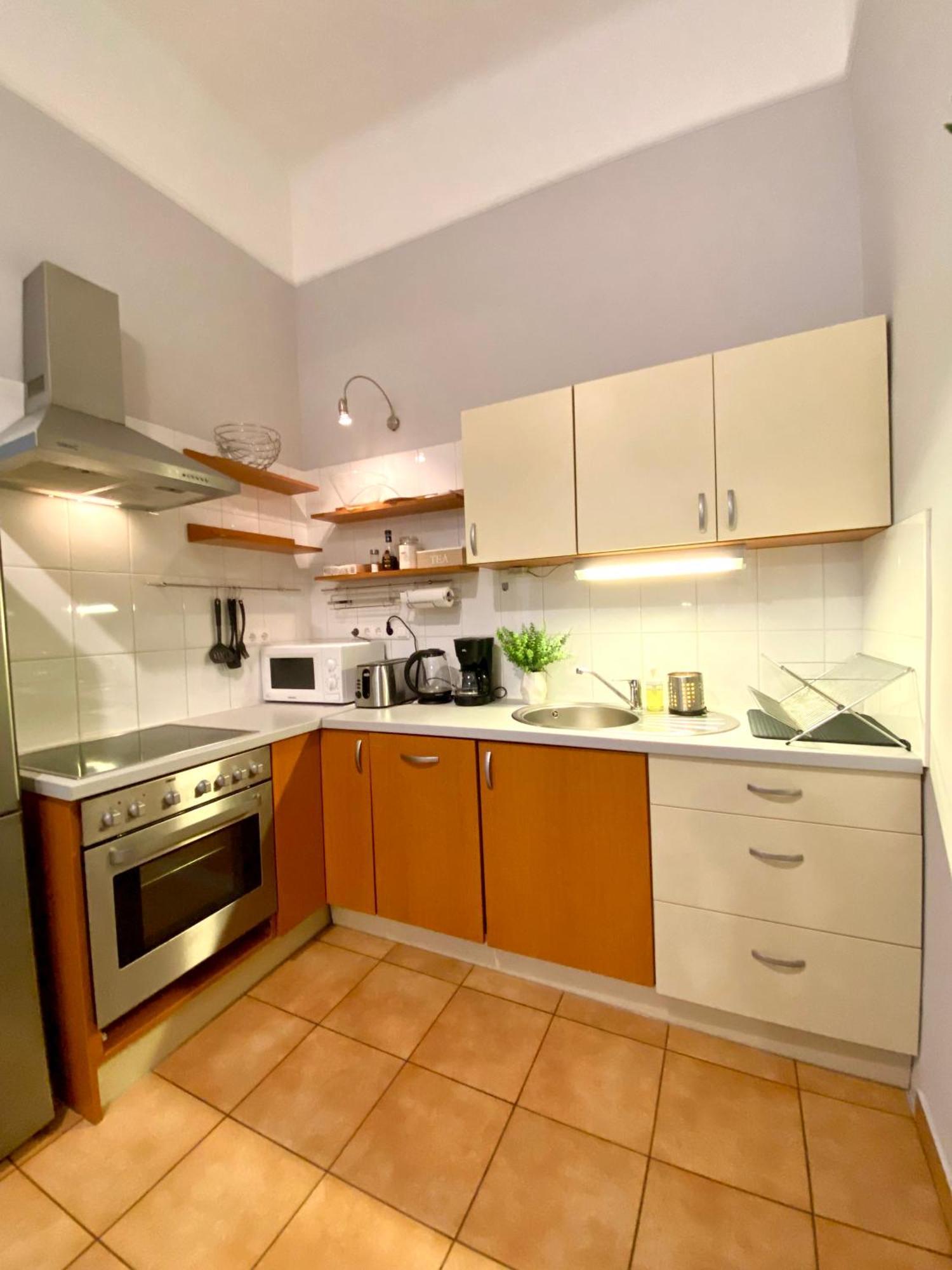 Free Parking + 4bdr + 3baths! + 5* Location * Budapešť