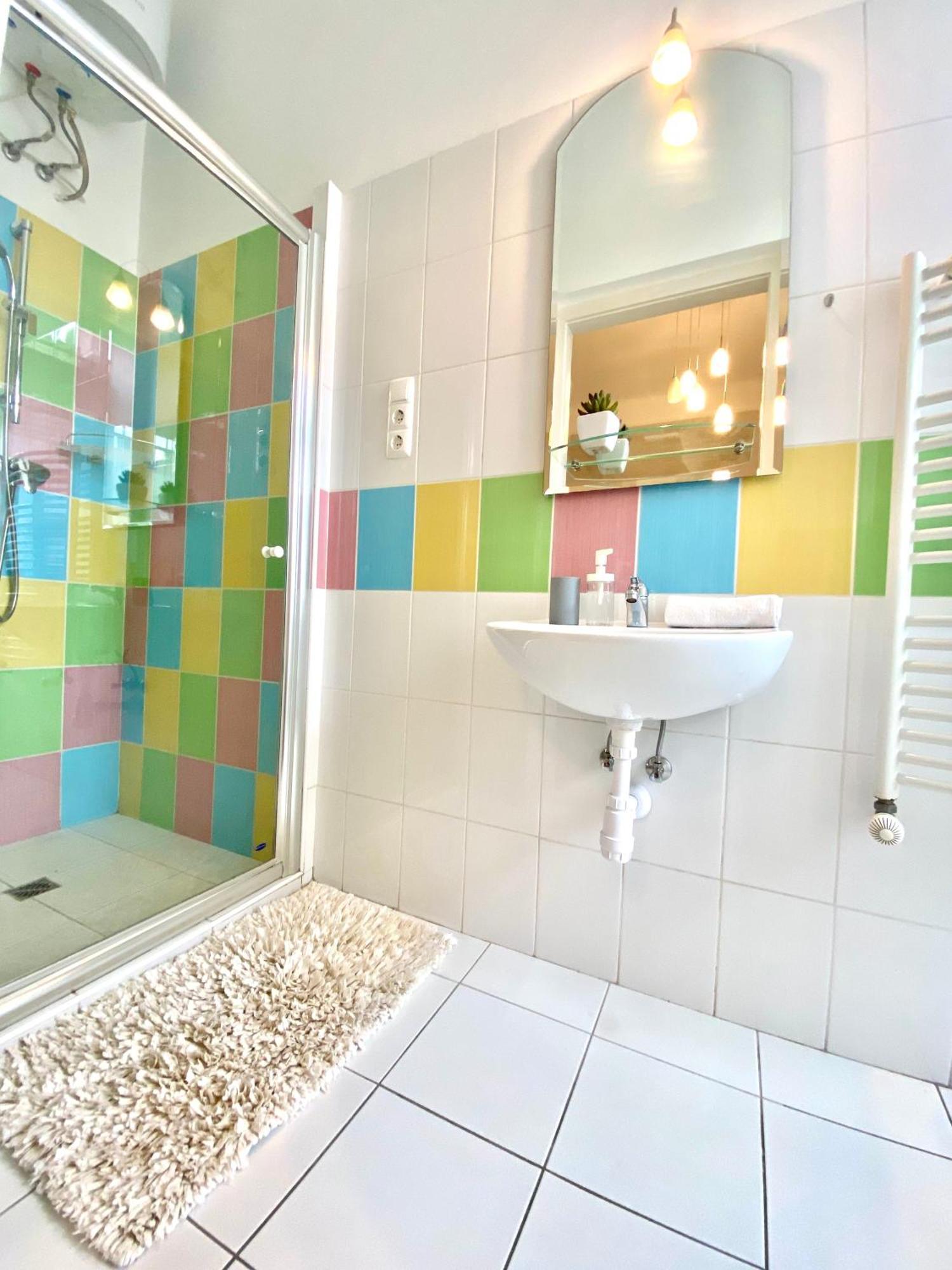 Free Parking + 4bdr + 3baths! + 5* Location Apartmán