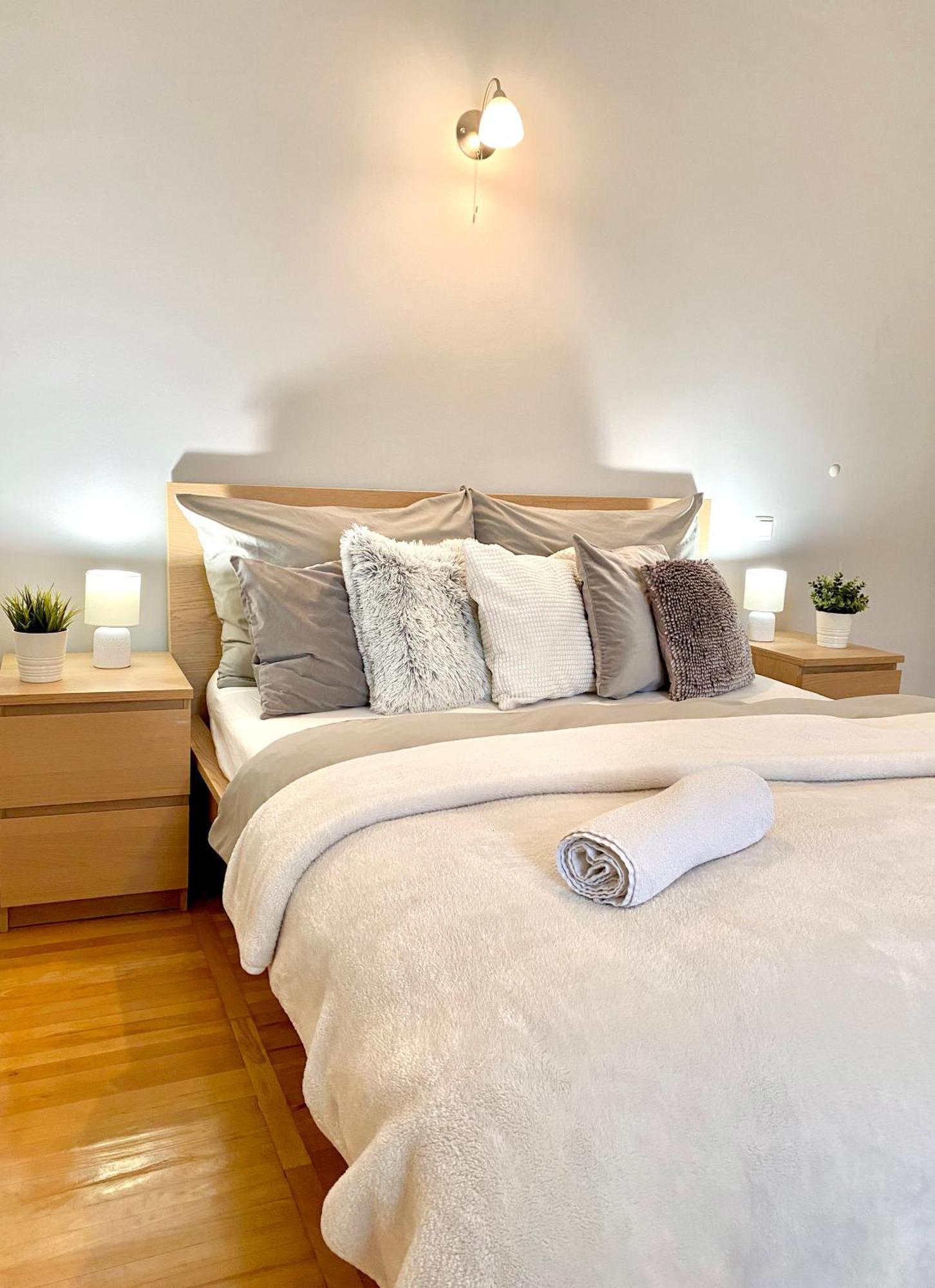 Apartmán Free Parking + 4bdr + 3baths! + 5* Location *