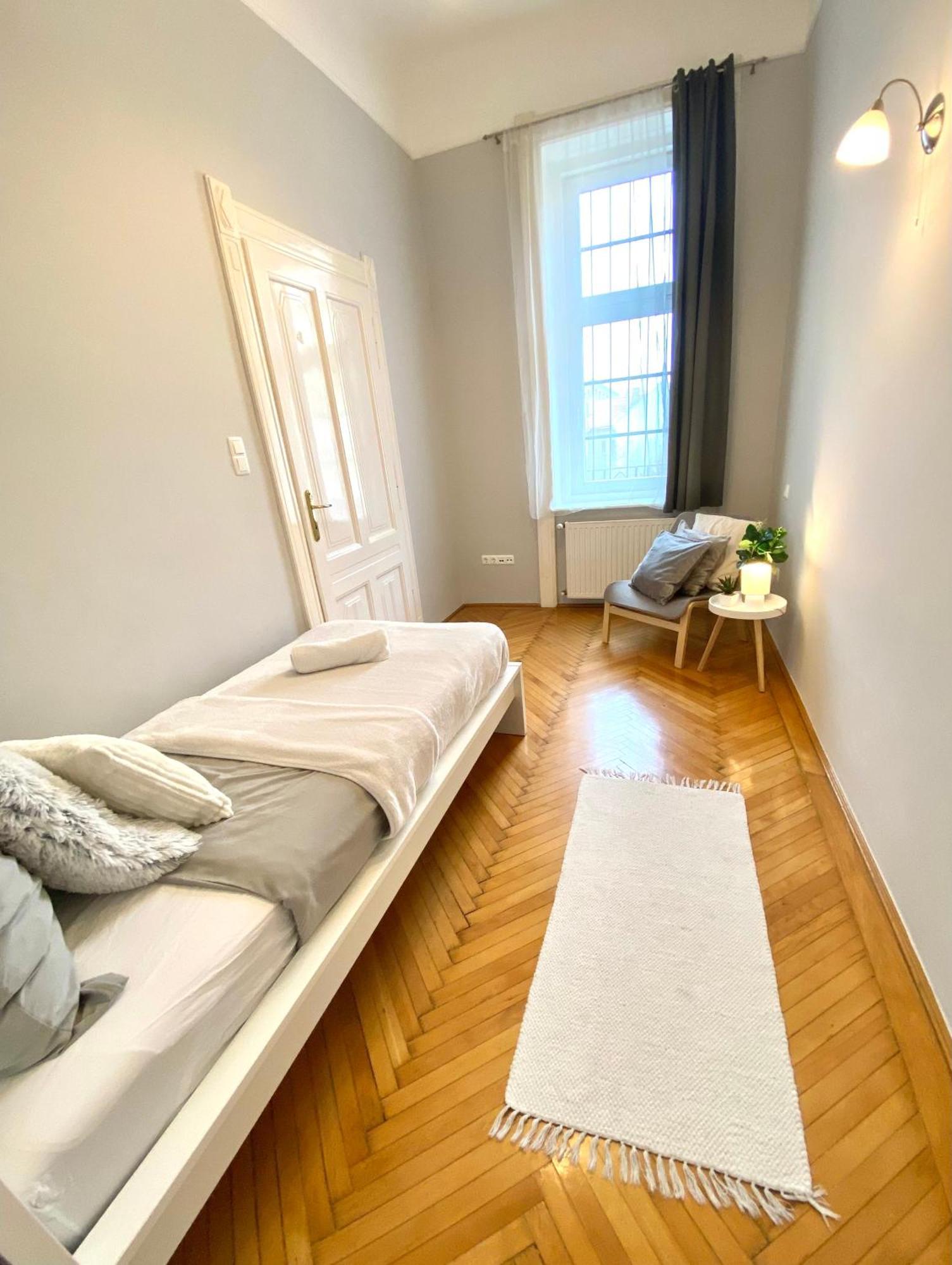 Free Parking + 4bdr + 3baths! + 5* Location Budapešť