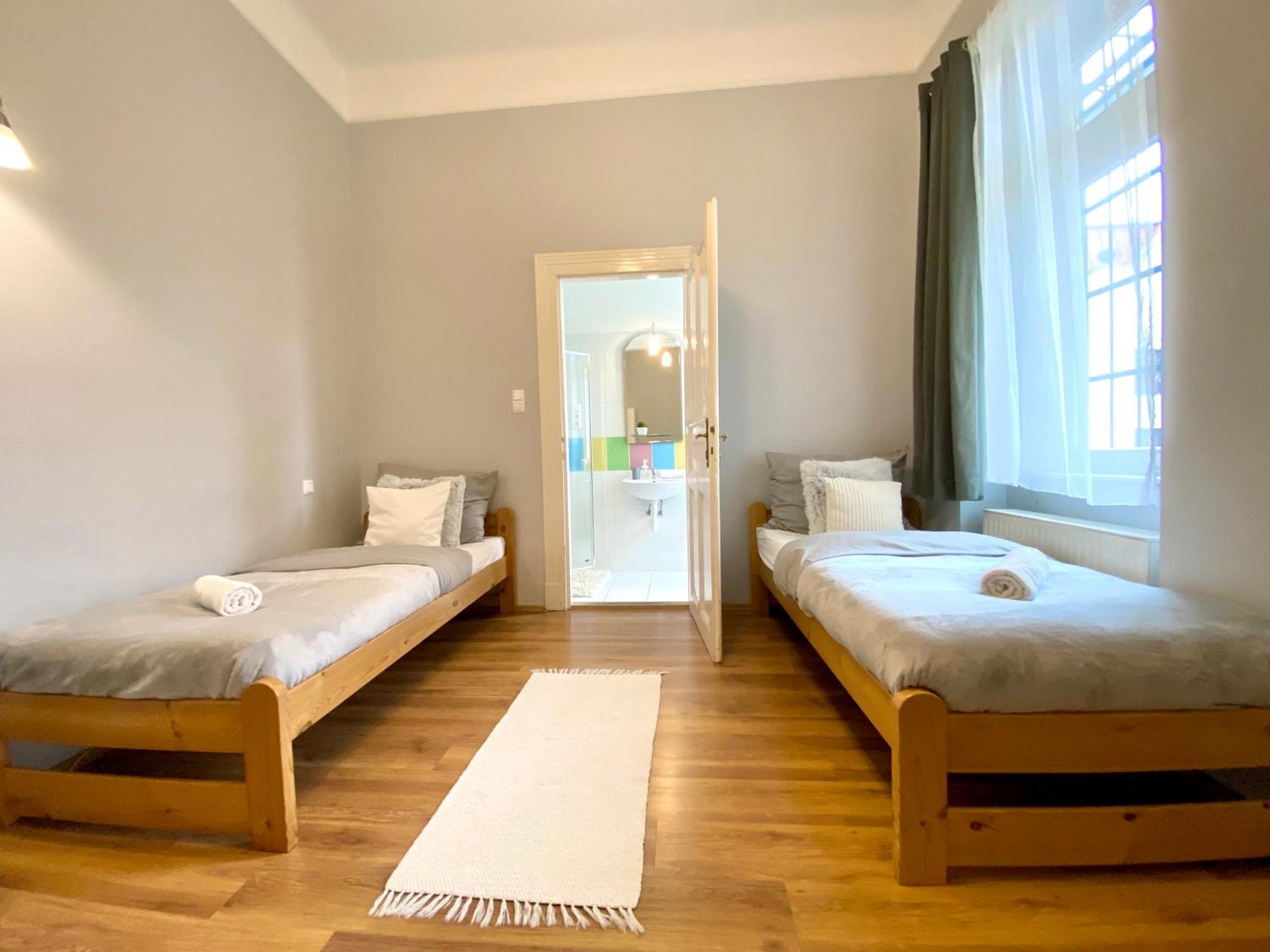 Free Parking + 4bdr + 3baths! + 5* Location * Budapešť