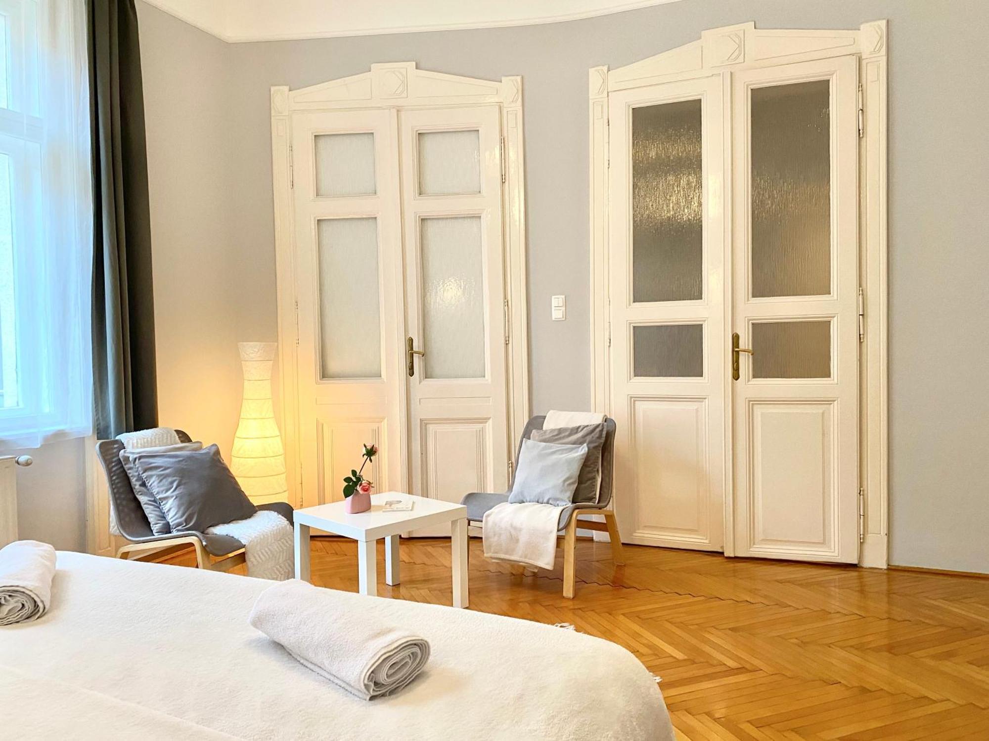 Apartmán Free Parking + 4bdr + 3baths! + 5* Location