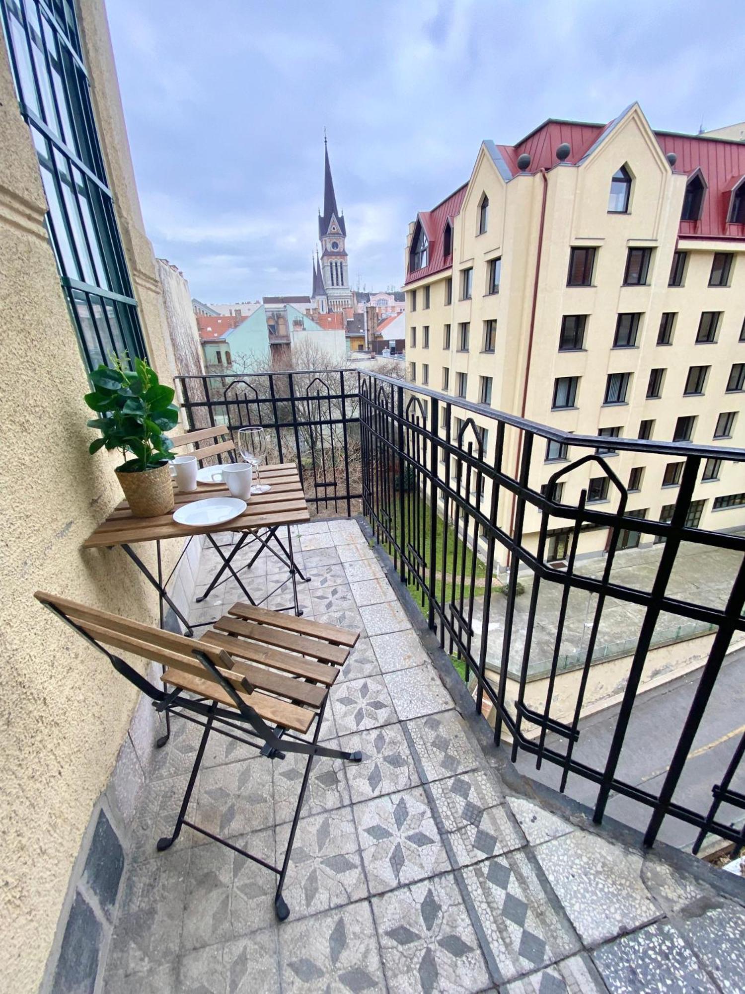 Apartmán Free Parking + 4bdr + 3baths! + 5* Location *